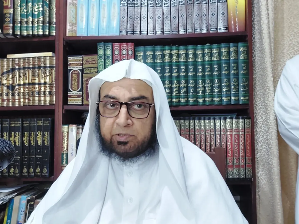 الشيخ الدكتور عبد الباسط محمد في مكتبته